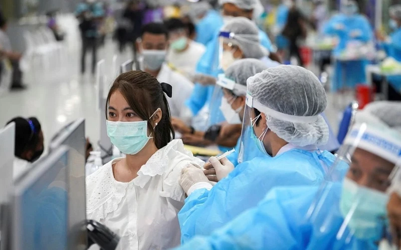 Người dân Thái Lan tiêm vaccine ngừa Covid-19 tại trung tâm tiêm chủng đặt trong nhà ga Bang Sue ở thủ đô Bangkok. (Ảnh: Reuters)