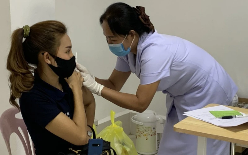 Tiêm vaccine phòng Covid-19 tại một điểm tiêm chủng ở Lào. (Ảnh: Xuân Sơn)