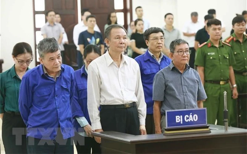 Lê Bạch Hồng (nguyên Thứ trưởng Lao động-Thương binh và Xã hội, nguyên Tổng Giám đốc BHXH Việt Nam) và đồng phạm tại tòa án năm 2019. (Ảnh: TTXVN)