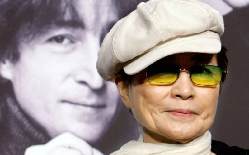 Yoko Ono và bức ảnh ca sĩ John Lennon. (Ảnh: Reuters)