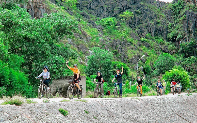 Tua đạp xe khám phá Ninh Bình do một đơn vị du lịch tổ chức. Ảnh: TRẦN YẾN