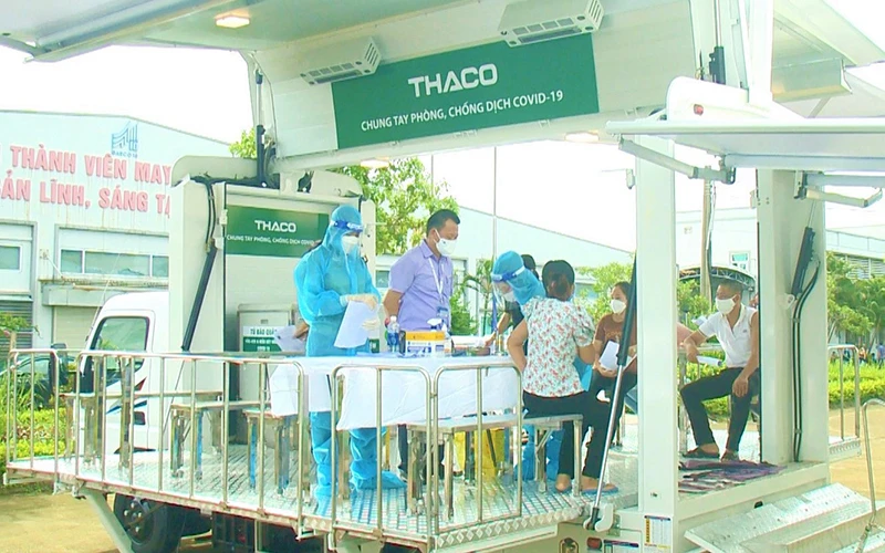 Ngành y tế tỉnh Quảng Bình triển khai tiêm vắc-xin cho công nhân bằng xe tiêm phòng lưu động.