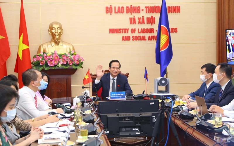 Bộ trưởng Lao động - Thương binh và Xã hội Đào Ngọc Dung tham gia ý kiến tại hội nghị trực tuyến ASCC lần thứ 26.