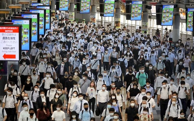 Hành khách tại nhà ga Shinagawa, Tokyo trong đầu giờ ngày làm việc mới, ngày 2/8/2021. (Ảnh: Reuters)