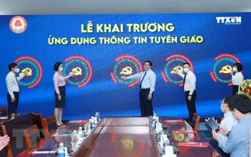 Đồng chí Nguyễn Trọng Nghĩa, Bí thư Trung ương Đảng, Trưởng Ban Tuyên giáo Trung ương và các đại biểu nhấn nút khai trương Ứng dụng Thông tin Tuyên giáo. (Ảnh: TTXVN)