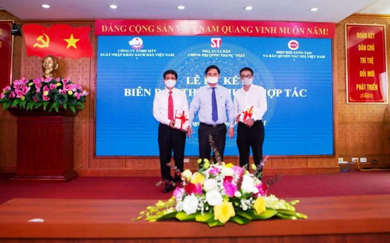 Đại diện các đơn vị tại buổi ký kết hợp tác.