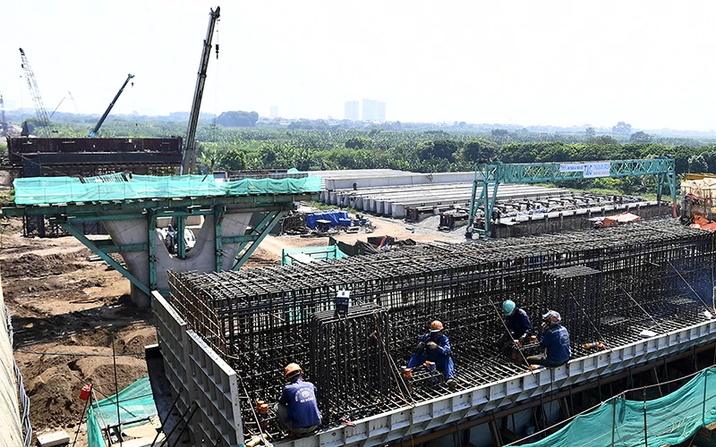 Thi công cầu Vĩnh Tuy giai đoạn 2, dự án sử dụng vốn đầu tư công của TP Hà Nội. Ảnh: TUẤN HUY