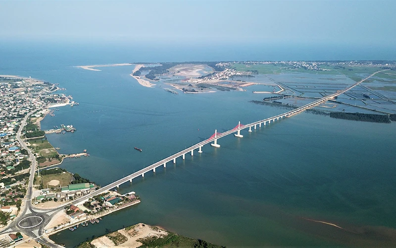 Cầu Cửa Hội kết nối thị xã Cửa Lò, Nghệ An với các địa phương ven biển tỉnh Hà Tĩnh.
