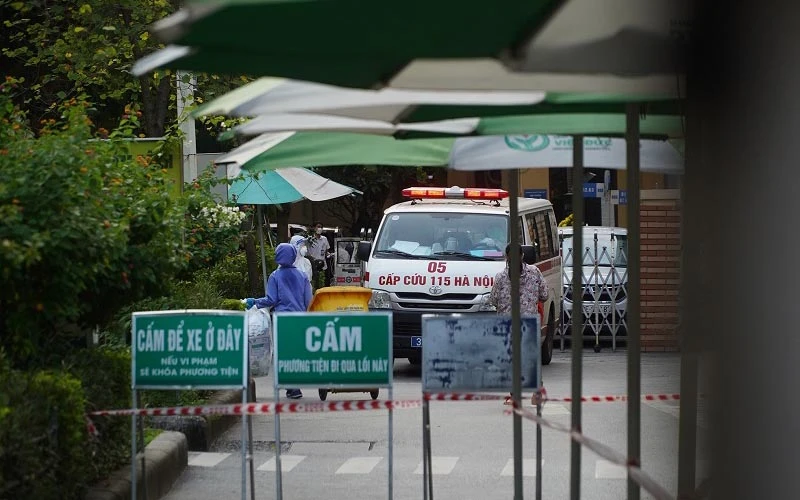 Quận Hoàn Kiếm cách ly y tế tầng 8 tòa nhà D Bệnh viện Việt Đức liên quan đến ca nhiễm Covid-19 mới. (Ảnh: Công Thọ)