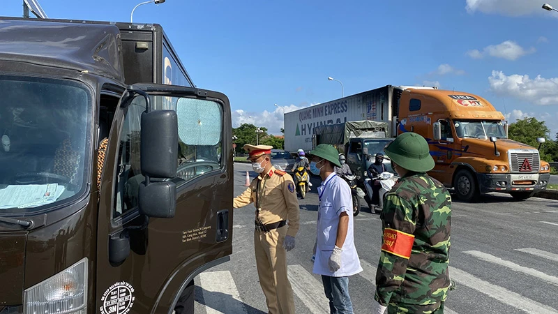 Lực lượng chốt kiểm soát dịch Covid-19 tỉnh Nam Định tăng cường kiểm soát phương tiện ra, vào tỉnh, kể cả phương tiện được ưu tiên như xe “luồng xanh”, xe cứu thương.