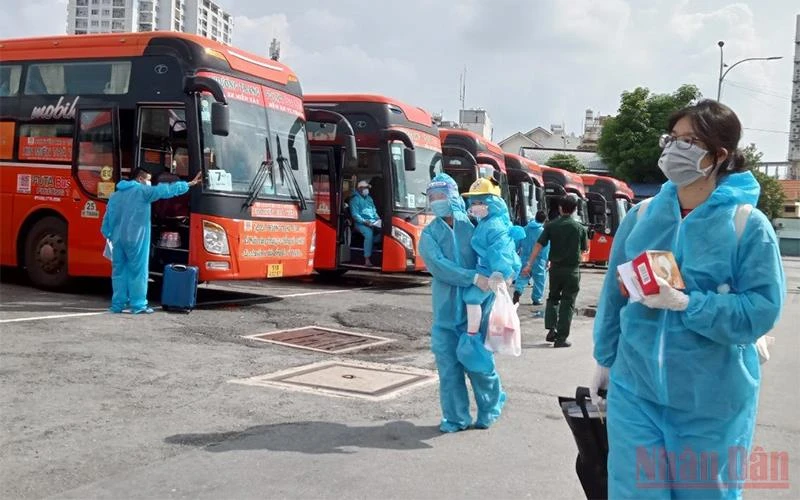 Người dân tỉnh Phú Yên chuẩn bị lên xe về quê chiều 30/9 tại bến xe Miền Đông.