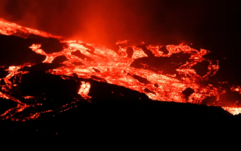 Núi lửa Cumbre Vieja trên đảo La Palma, thuộc quần đảo Canaria, bắt đầu phun trào vào Chủ nhật tuần trước, ngày 19/9. Viện Nghiên cứu núi lửa quần đảo Canaria dự báo đợt phun trào lần này của núi lửa Cumbre Vieja sẽ kéo dài trong khoảng từ 24-84 ngày.