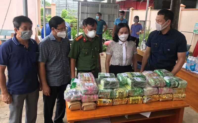 Thiếu tướng Vũ Hồng Văn, Giám đốc Công an tỉnh Đồng Nai (ngoài cùng bên phải) chỉ đạo lực lượng phá án, thu giữ hơn 50kg ma túy đá.