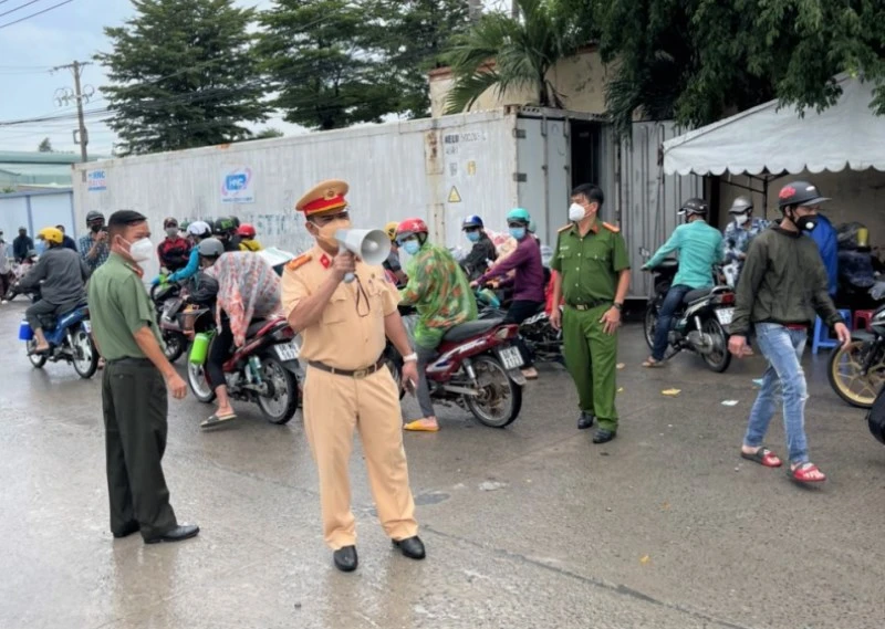 Lực lượng chức năng tỉnh Đồng Nai phát loa vận động người dân quay trở về nơi ở cũ.