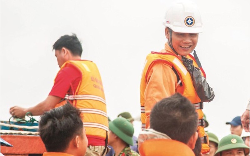 Thuyền viên Trần Văn Khôi xung phong lên tàu cá cùng ngư dân để tiếp cận tàu bị nạn. (Ảnh: VMRCC)