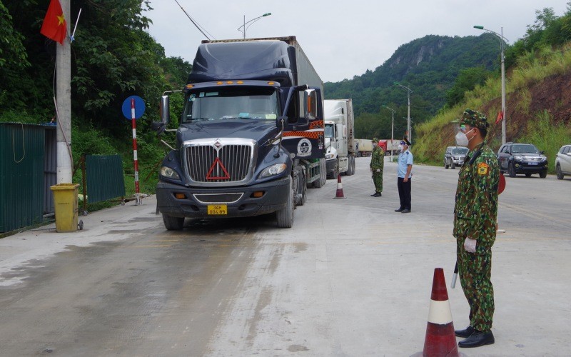 Các lực lượng biên phòng, hải quan, làm nhiệm vụ phân luồng giao thông cho xe chở hàng hóa xuất nhập khẩu qua cửa khẩu Tân Thanh.