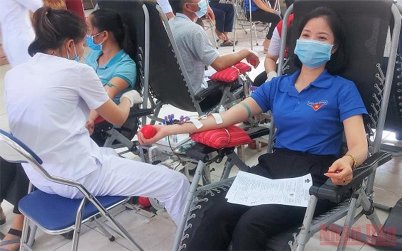 Thanh niên huyện Điện Biên tham gia hiến máu tại chương trình.