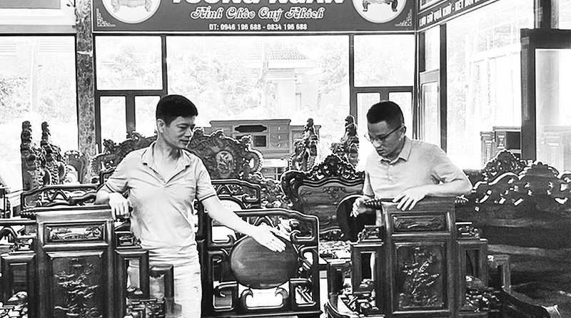 Khu trưng bày sản phẩm của cơ sở đồ gỗ mỹ nghệ Tưởng Ngân, xã Vạn Điểm (Thường Tín, Hà Nội).