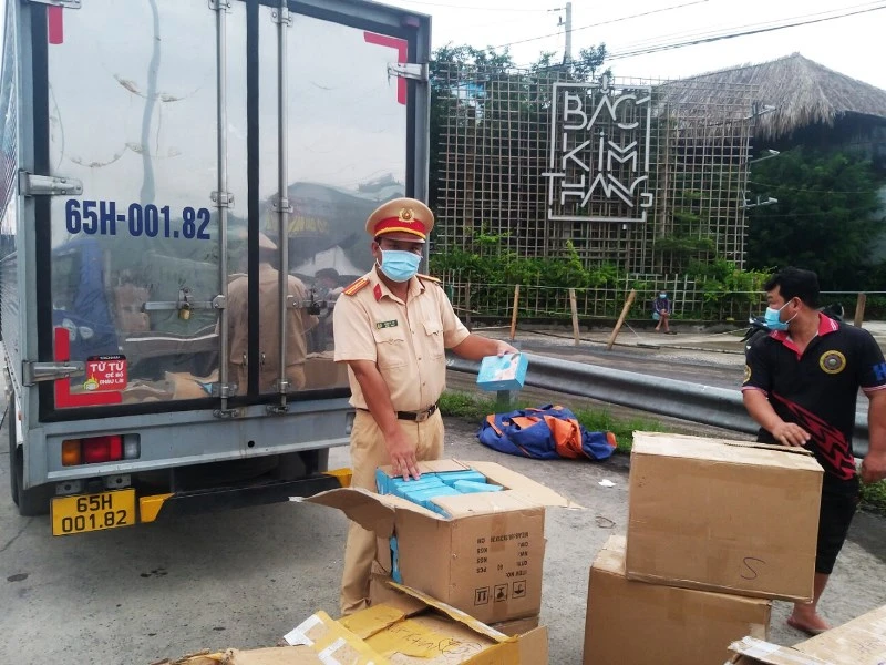 Lực lượng Cảnh sát giao thông Tiền Giang kiểm tra số lượng hàng hóa không hóa đơn chứng từ.
