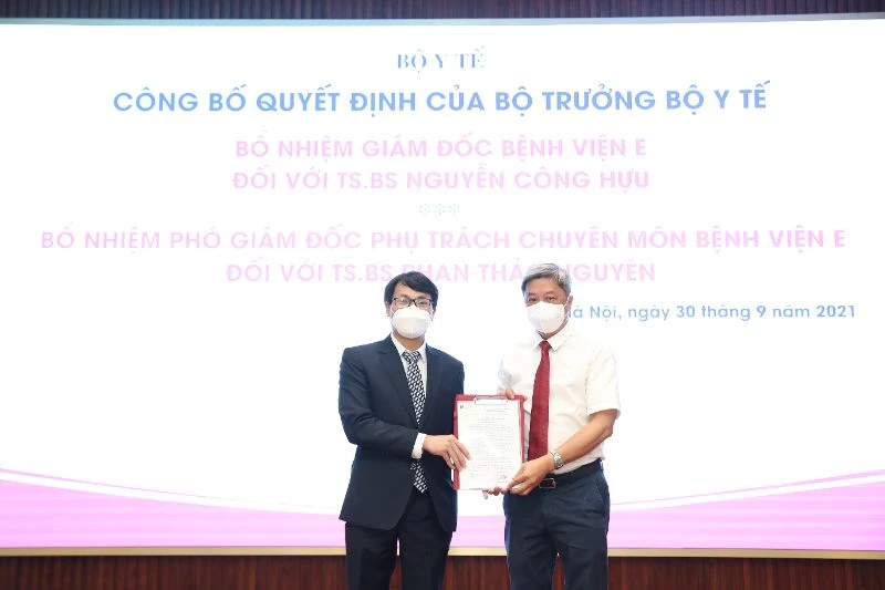 Thứ trưởng Y tế Nguyễn Trường Sơn trao quyết định cho TS, BS Nguyễn Công Hựu – Giám đốc Bệnh viện E.