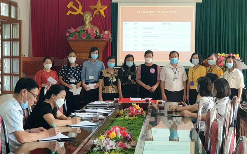 Hội nghị bốc thăm lớp học cho giáo viên tại Trường Tiểu học Chiềng Lề, TP Sơn La.
