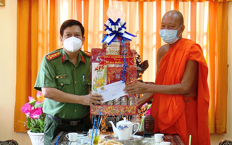 Đại diện Đảng ủy, Ban Giám đốc Công an tỉnh trao tặng quà các vị chức sắc, chư tăng tại một số chùa của đồng bào Khmer ở Bạc Liêu. 