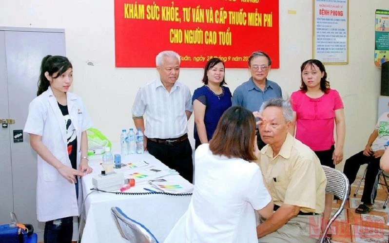Khám và tư vấn sức khỏe cho người cao tuổi ở phường Khương Trung, quận Thanh Xuân, Hà Nội. (Ảnh: MINH HẠNH)