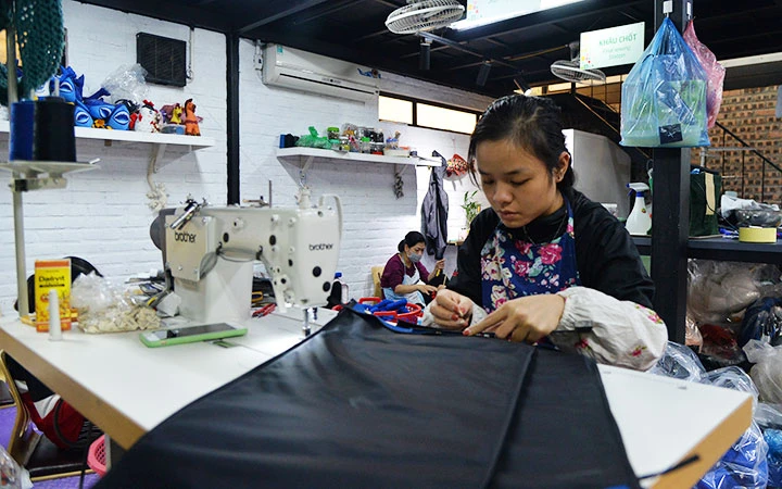 Dây chuyền sản xuất sản phẩm thủ công của Công ty Kym Việt tạo việc làm và thu nhập ổn định cho nhiều phụ nữ điếc. Ảnh: BẢO TRINH