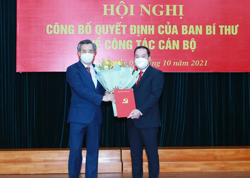 Đồng chí Nguyễn Quang Dương, Ủy viên T.Ư Đảng, Phó Trưởng Ban Tổ chức Trung ương trao Quyết định.