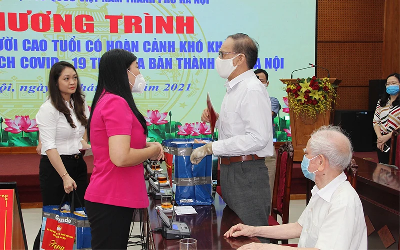 Chủ tịch Ủy ban Mặt trận Tổ quốc thành phố Hà Nội trân trọng gửi các phần quà tới tận tay người cao tuổi.