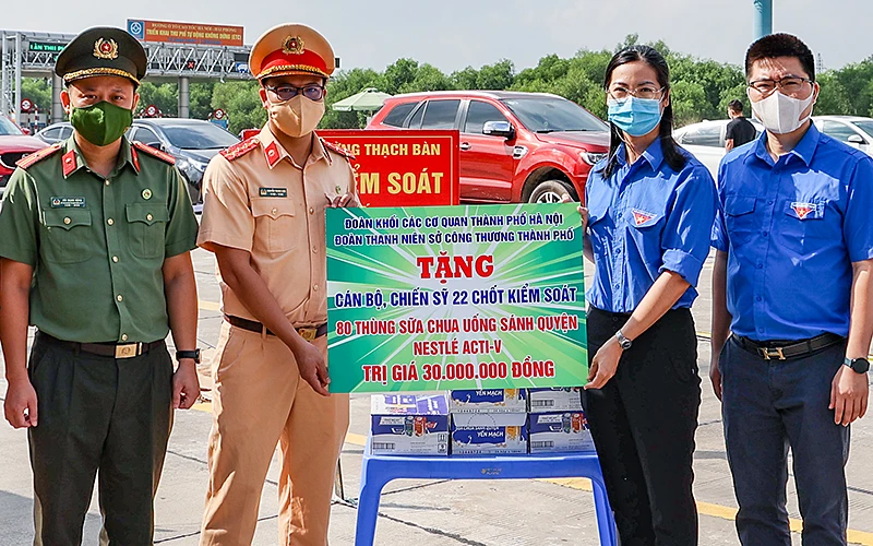 Trao tặng nhu yếu phẩm tặng cán bộ, chiến sĩ làm nhiệm vụ tại 22 chốt kiểm soát dịch bệnh ở cửa ngõ Thủ đô.