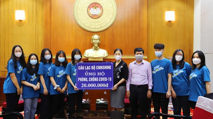 Các em học sinh Trường Trung học phổ thông Chuyên Ngoại ngữ Hà Nội ủng hộ 20 triệu đồng phòng, chống dịch Covid-19. Ảnh: Hương Diệp.
