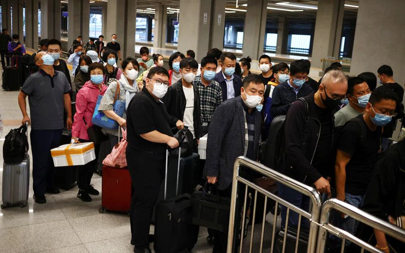 Người dân xếp hàng tại ga tàu ở thủ đô Bắc Kinh chuẩn bị cho kỳ nghỉ Tuần lễ Vàng hôm 29/9 (Ảnh: REUTERS)
