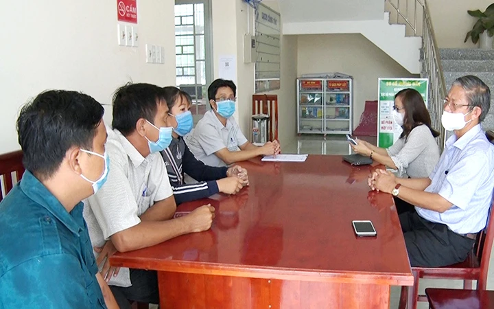 Một buổi làm việc của lãnh đạo huyện Tri Tôn (An Giang) với Ban Chỉ đạo phòng, chống dịch Covid-19 xã Lương An Trà. Ảnh: NGÔ CHUẨN