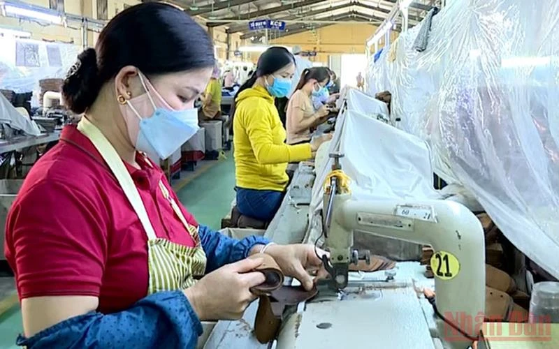 99% lao động của Xí nghiệp giầy Phù Yên đã đi làm lại.