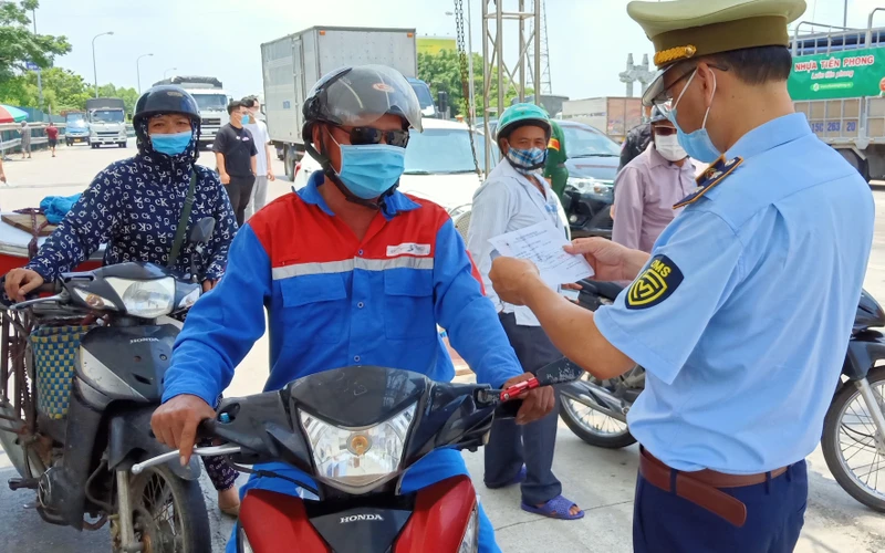 Tại chốt kiểm dịch liên ngành cầu Tân Đệ (giáp ranh tỉnh Nam Định).