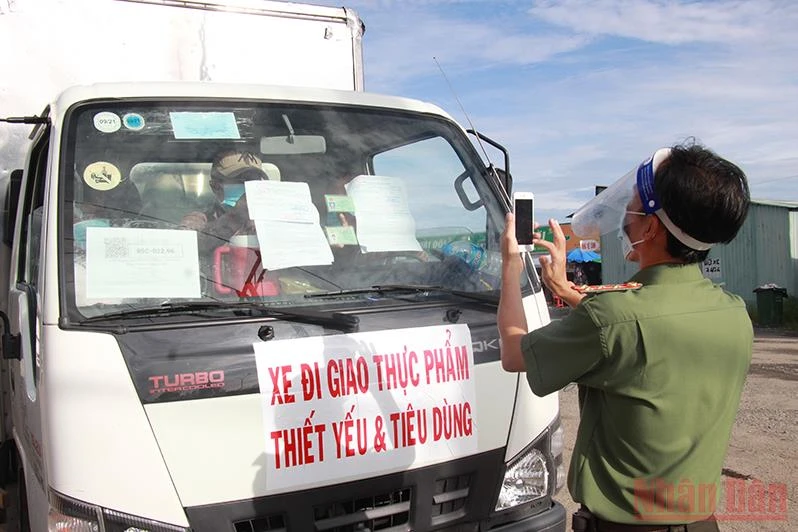 Hậu Giang kiểm soát chặt xe vận chuyển hàng hóa ra vào tỉnh.