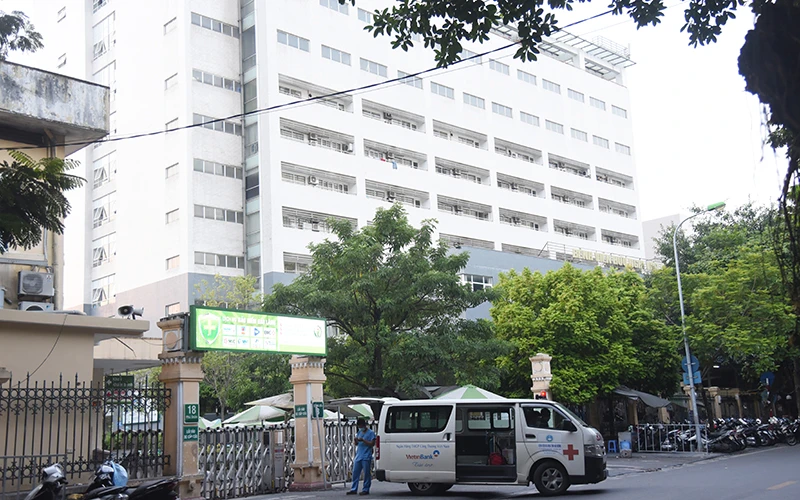 Bệnh viện Việt Đức tạm thời dừng tiếp nhận bệnh nhân mới, phong tỏa nhà D.