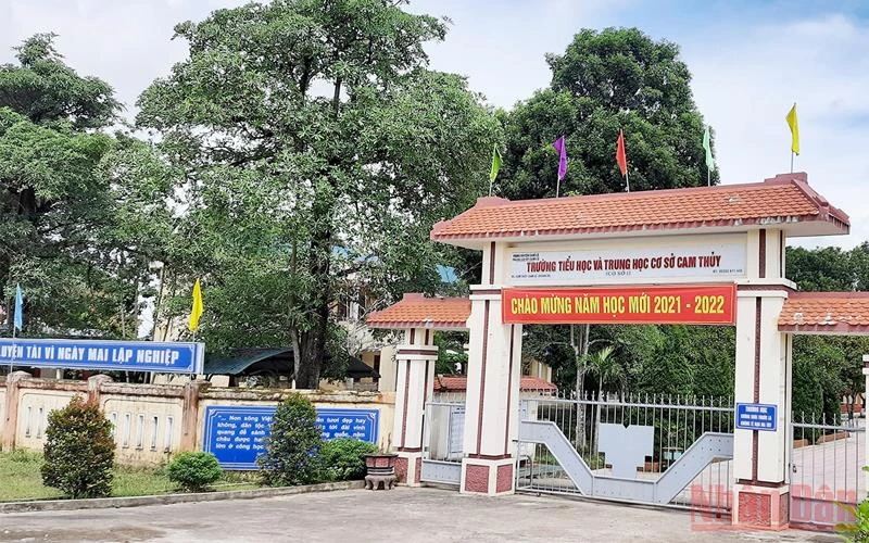 Trường Tiểu học và THCS Cam Thủy, huyện Cam Lộ, nơi có nhiều học sinh F1 phải cách ly tập trung do vô tình liên quan đến F0 L.P.T.