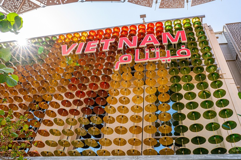 Nhà Triển lãm Việt Nam gây ấn tượng với phần mặt tiền treo 800 chiếc nón lá bọc lá sen gắn đèn nhiều màu sắc. (Ảnh: Bộ VHTTDL)
