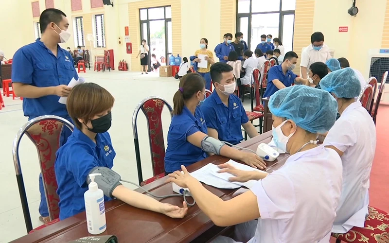 Tiêm vắc-xin phòng Covid-19 cho công nhân, lao động Khu công nghiệp Châu Sơn, TP Phủ Lý (Hà Nam). 
