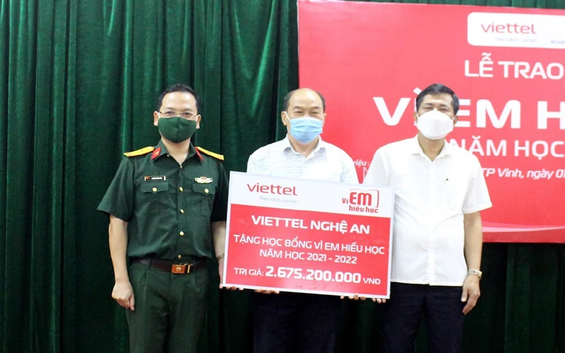 Viettel Nghệ An trao 2,6 tỷ đồng học bổng cho Hội Khuyến học Nghệ An và Sở GD-ĐT Nghệ An.