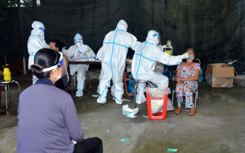 Cơ quan y tế xét nghiệm SARS-CoV-2 sàng lọc cộng đồng cho người dân ở khu phố 7, phường Phú Trinh, TP Phan Thiết.