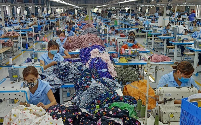 Sản xuất hàng may mặc tại Công ty cổ phần M2 Việt Nam.