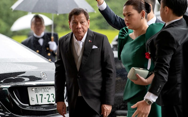 Tổng thống Philippines Rodrigo Duterte cùng con gái - bà Sara Duterte-Carpio đến dự lễ lên ngôi của Nhật hoàng Naruhito tại Tokyo, Nhật Bản, ngày 22/10/2019. (Ảnh: Pool/Reuters)