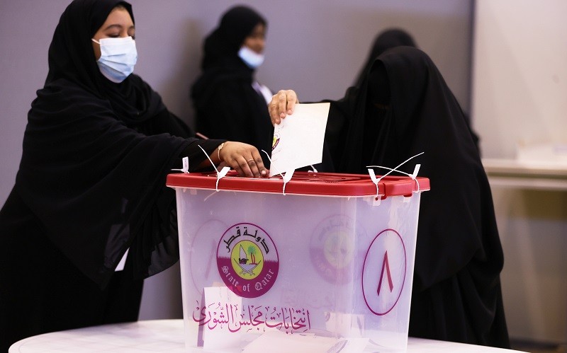Cử tri Qatar lần đầu tiên tham gia bỏ phiếu bầu ra 2/3 thành viên Hội đồng Shura (Quốc hội), Doha, Qatar, ngày 2/10/2021. (Ảnh: Reuters)