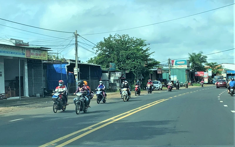 Người dân từ các tỉnh phía nam đi xe máy về Tây Nguyên ngang qua địa bàn tỉnh Đắk Lắk.