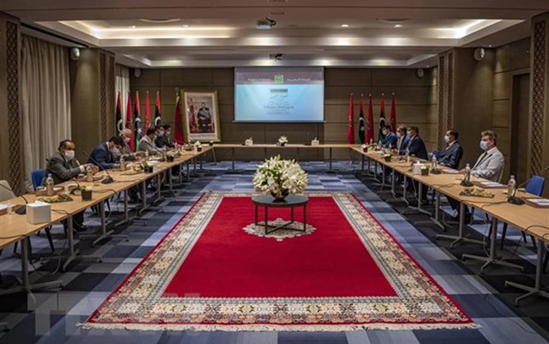 Đại diện các bên đối địch tại Libya tham gia cuộc đàm phán ở thành phố Bouznika, Maroc. (Ảnh: TTXVN)