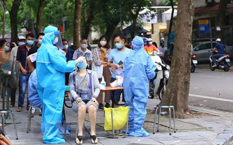 Triển khai lấy mẫu xét nghiệm cho người dân quanh khu vực Bệnh viện Việt Đức (Ảnh: TTXVN)