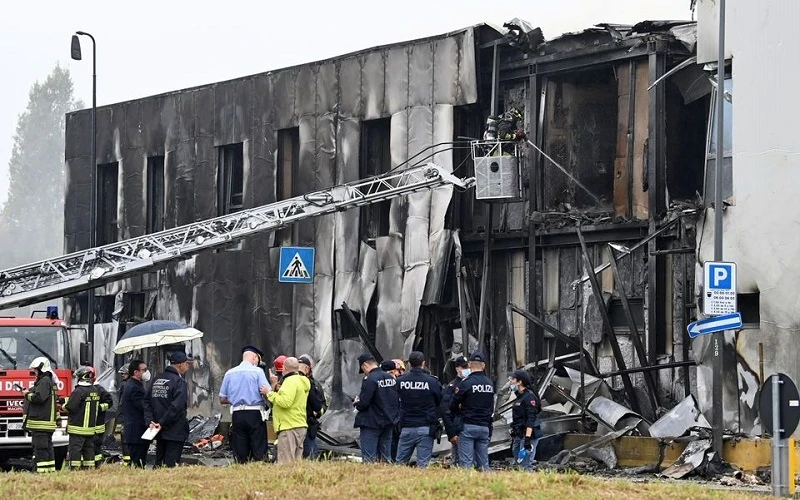 Hiện trường vụ tai nạn máy bay ở San Donato Milanese, Italia. (Ảnh: Reuters)